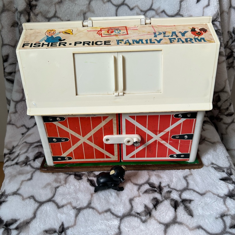 Fisher-Price 915 Play Family Farm 1968 Vintage (building and pig)